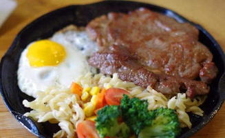 西餐牛排里半生不熟的鸡蛋怎么吃？不懂快看，免得闹笑话